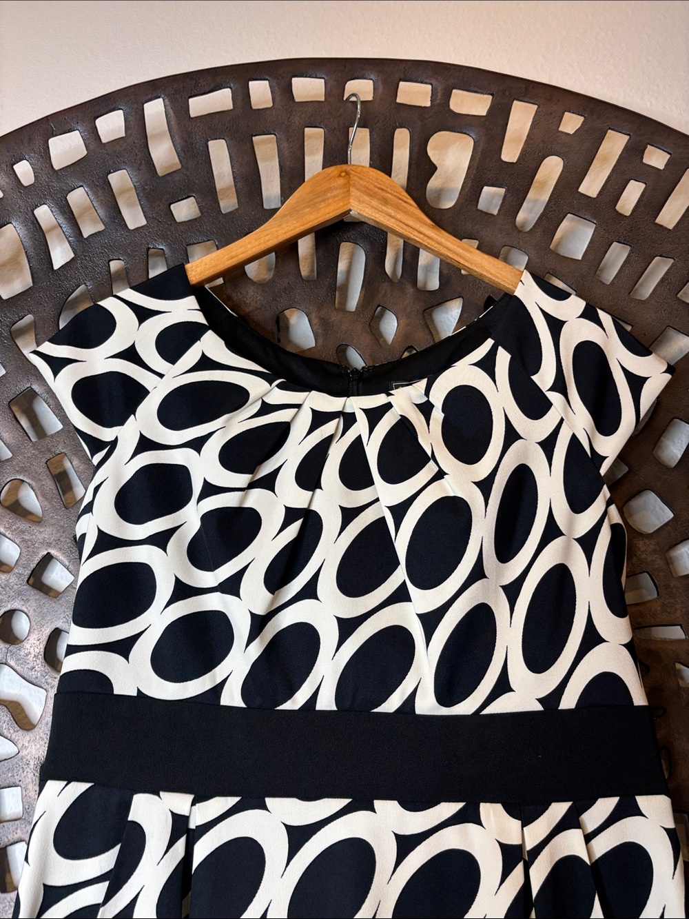 🖤Jessica Howard Black White Sleeveless Circle Print Dress 10P Stretch Midi🖤 - Picture 2 of 13